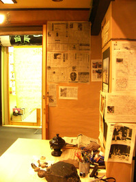 入り口資料展示.jpg